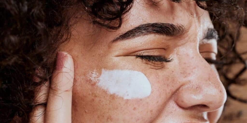 Travel-Friendly Salicylic Acid Moisturizers for Clear Skin