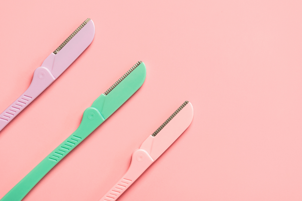 Can I bring eyebrow razor on plane?